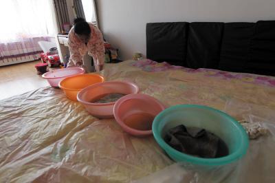 正宁楼上漏水，住户失联，小区没物管，业主维权难！律师来支招……